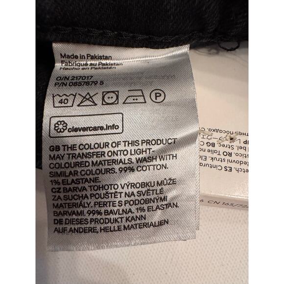 NWT H&M Women's Regular Waist Black Denim Shorts Distressed Size 6 US Stretch - Picture 6 of 6